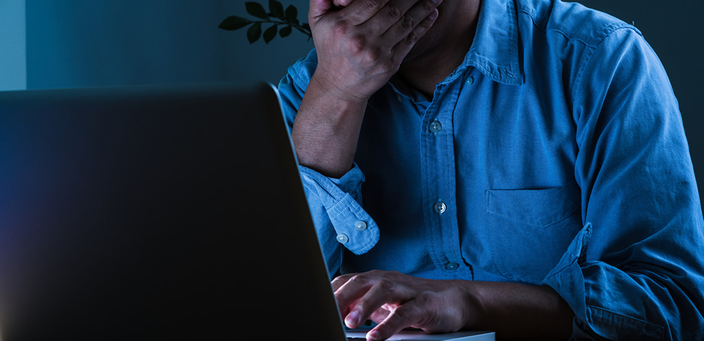パソコン乗っ取り被害の事件例と、共犯者にならないための対策